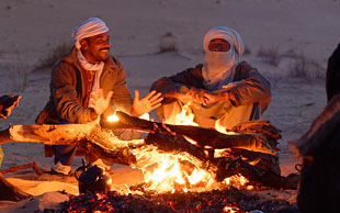 Abends: Gemütliches Beisammensitzen ums Feuer, Admer Massiv, Algerien