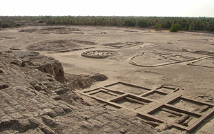 Blick von der westlichen Deffufa auf die Ruinen der antiken Stadt Kerma, Sudan