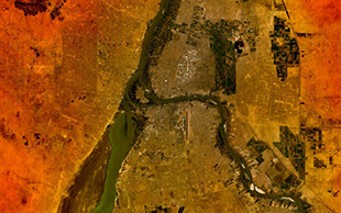 Satellitenbild von Khartum mit Omdurman und al-Chartum Bahri. Links unten der Weisse Nil, rechts der Blaue Nil, am Zusammenfluss in der Mitte die Tuti-Insel, Sudan
