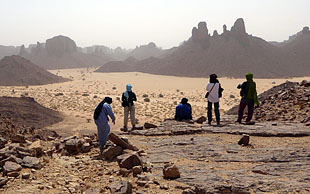 Breiter Oued mit Felstürme, Admer Massiv, Algerien