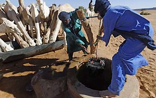 Das Wasser für Mensch und Tier wird aus aus tiefen Erdschichten hinauf gezogen, Adrar Ahnet, Algerien