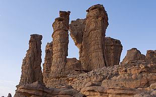 Hochhausartig ragen die Felsobelisken in den blauen Himmel – nur Tuareg, die  auf dem Plateau aufgewachsen sind, finden sich in diesem Felslabyrinth aus Sand und Stein zurecht, Tassili N'Ajjer, Algerien 
