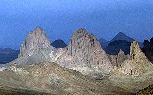 Tizouyag-Massiv mit seinen markanten Basaltsäulen, Hoggar, Algerien