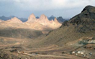 Blick auf den Assekrem-Pass: Links die Einsiedelei von Charles de Foucauld und rechts die Assekrem-Herberge, Hoggar, Algerien