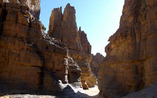 Die Erosion erschafft wahre Kunstwerke – Felstürme im Oued Tinteral, Tassili Immidir, Algerien