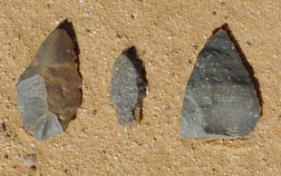 Pfeilspitzen (5 cm lang) – sie sind geschütztes Kulturgut, Tassili Immidir, Algerien