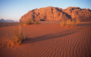 Sandsteinformation und rote Sanddüne, Wadi Rum, Jordanien