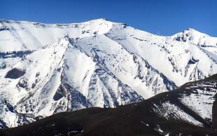 Im Frühling sind die Berggipfel des Hohen Atlas schneebedeckt, Marokko