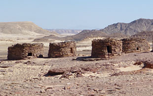 Auf dem Plateau Fersch–il–Burqa gibt es Nawamis, prähistorische Gräber in Form von runden Steinhäusern, Sinai