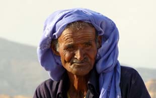 Die Karawane wird von Beduinen vom Stamm der Muzeina begleitet, Plateau el Gunna, Sinai