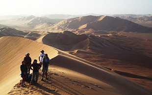 Wandern über eine Düne, Leeres Viertel, Oman