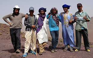 Ihre Begleiter auf diesem Trekking mit Maultieren sind Berber vom Stamm der Aït Atta. Djebel Saghro, Südmarokko