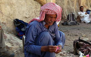 Ein Beduine beim Kochen des Mittagessens, Trekking im Hochgebirge, Sinai
