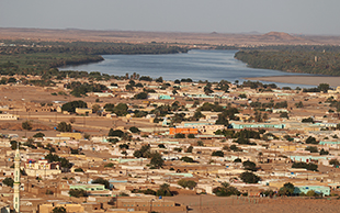 Blick vom Jebel Barkal auf Karima und den Nil, Sudan