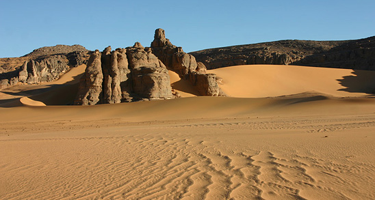 Die Tadrart ist berühmt für ihre einmalig schönen Kombinationen aus Fels und Sand, Algerien