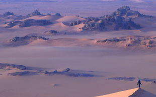 Abendstimmung in der Region von Intehak, Tadrart, Algerien