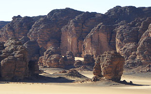 Oued und Felsen im Admer Massiv, Algerien