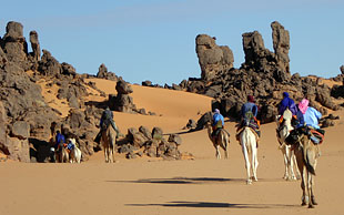 Immer wieder säumen grosse Felsskulpturen aus Sandstein den Weg durch das Admer Massiv, Algerien