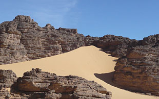 Sand umspült die Felsen des Admer Massivs, Algerien