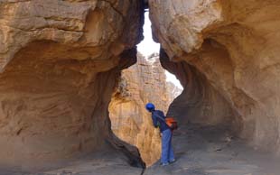 Blick durch eine Felsspalte, Algerien