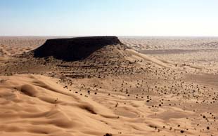 Tafelberg von Tembaïne: Von oben ist die Sicht über das Dünenmeer fantastisch, Grand Erg Oriental, Tunesien