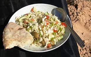 Mittags werden Sie mit frischem Salat und Fladenbrot verwöhnt, Grand Erg Oriental, Tunesien