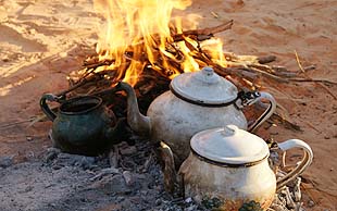 Die Teezeremonie nach den Mahlzeiten ist in ganz Nordafrika ein Muss, Grand Erg Oriental, Tunesien