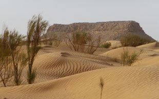 Das Bergmassiv von Klein–Dekanis, Grand Erg Oriental, Tunesien