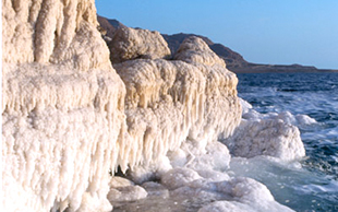 Salzablagerungen am Toten Meer, Jordanien