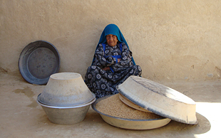 Eine Beduinin verkauft Getreide, Oase Farafra, Ägypten